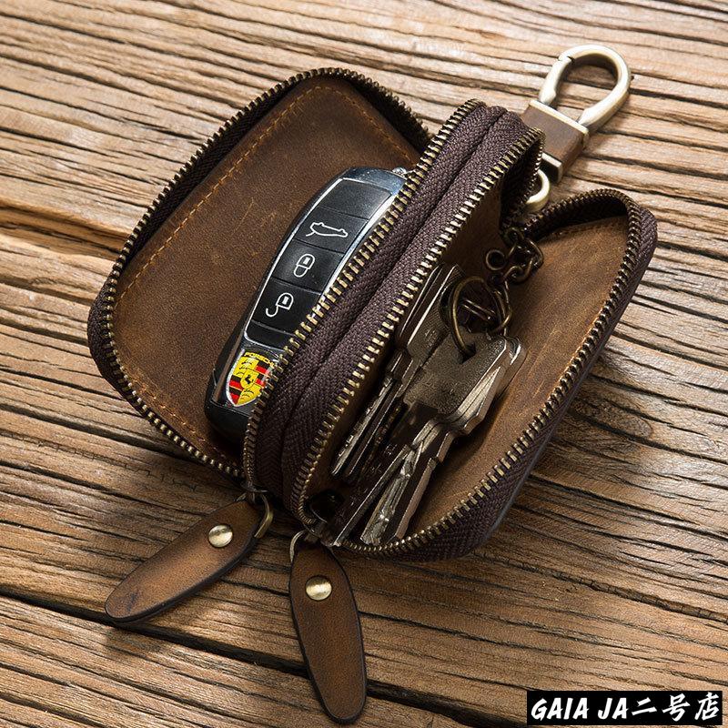 大容量スマートキーケース。スマートキーが2個収納可能です。ダブルポケット使用で、スマートキーと家の鍵や、セカンドカーのスマートキーも一緒に収納できます。カラビナ付きで、鞄や、ジーンズなどに装着可能です。全体をしっかり包んで保護ができて、ファスナー付きでスマートキーをしっかり守る安心の仕様です。サイズ内のスマートキーならメーカー問わず使用可能です。万が一の落下防止チェーンがついているので、安心して使用することができます。サイズ：6*3.5*14.5cm重量：65g※計測は手動によるものですので、若干の誤差が生じる場合がございます。ご了承ください。材質：レザー大容量スマートキーケース。スマートキーが2個収納可能です。ダブルポケット使用で、スマートキーと家の鍵や、セカンドカーのスマートキーも一緒に収納できます。カラビナ付きで、鞄や、ジーンズなどに装着可能です。全体をしっかり包んで保護ができて、ファスナー付きでスマートキーをしっかり守る安心の仕様です。サイズ内のスマートキーならメーカー問わず使用可能です。万が一の落下防止チェーンがついているので、安心して使用することができます。サイズ：6*3.5*14.5cm重量：65g※計測は手動によるものですので、若干の誤差が生じる場合がございます。ご了承ください。材質：レザー