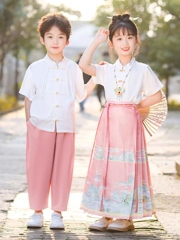 ・スタイル: 中式・対象年齢: 3~8歳、100~140cm・性別: 男女兼用・留め具の種類: 羊角ボタン・デザイン特徴: スポーツ、セットアップ、カーディガン、トレンド・生地加工: 柔軟処理・主な素材: ポリエステル・素材含有量: ・安全基準: B類・フード: フードなし・セット内容: 2点セット・カラー展開: レッド（男児用）、レッド（女児用）、レッド（女児用・ネックレス付き）、レッド（女児用・かんざし付き）、ピンク（男児用）、ピンク（女児用）、ピンク（女児用・ネックレス付き）、ピンク（女児用・かんざし付き）・対応身長: 100cm、110cm、120cm、130cm、140cm、150cm、160cm、170cm、180cm、190cm、200cm・組み合わせ形式: 半袖、パンツ・カテゴリ: 制服