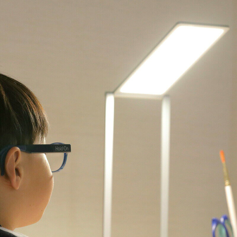 【公式】クリア電子 HoldOn OLEDデスクライト【YOLED671A】デスクライト 学習机 目に優しい 高演色性 電球色 薄型 スタイリッシュ 折り畳み 折りたたみ式 調光機能 子ども 子供 目 負担 疲れ 軽減 ブルーライト テレワーク リモートワーク 在宅勤務 clearstone-10000192 クリアストーン公式ショップ サンプル画像3