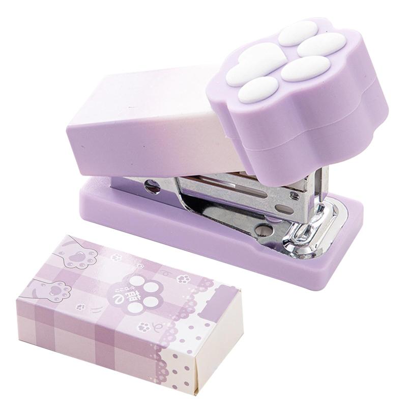 EsiFare ミニホッチキス 猫爪型 ミニ ステープラー 携帯用 グラデーション ホッチキス かわいい 小型 コンパクト ステープラー 予備ホチキス針付属 事務用品 学生用 出張用 文房具（紫）【製品の詳細】ホッチキスのサイズ: 6.8 x 3.7 x 5 cm / 2.67 x 1.45 x 1.96インチ パッケージ: ミニ 猫爪 ステープラー x 1、ホッチキス針1箱。コンパクトで軽量、持ち運びやすい。【精緻でコンパクト】ステープラーはコンパクトな設計で、通学かばんやオフィスの引き出し、ポケットなどに簡単に収納でき、いつでもどこでも仕分け・綴じ作業が可能です。一度に2-15枚紙を綴じることができます。【マルチシーンに適用】ミニホッチキスは学生のテスト用紙整理、オフィスの書類保管、DIY簿記、ギフト包装の固定など、さまざまなシーンに適しています。【持ち運び簡単】小型で軽量のミニデスクホッチキスは、ポケット、筆箱、スクールバッグ、ハンドバッグなどに入れて持ち運びが簡単です。【かわいいデザイン】猫のひっかきのような見た目で、とてもかわいいです。家族や友達、彼女への贈り物に最適です。日常の中の小さなサプライズに、きっと喜ばれること間違いなしです