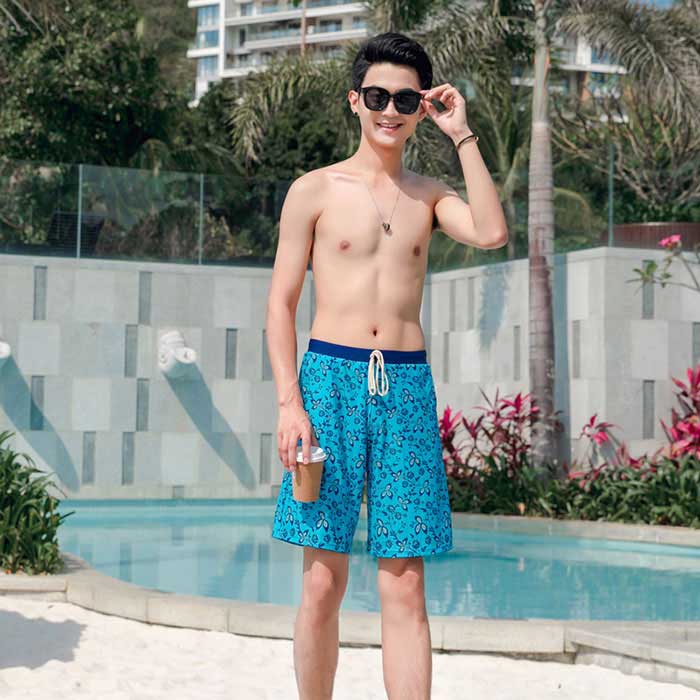 商品名 メンズ水着　サーフパンツ 色 ブルー サイズ XL-4XL 素人採寸若干の誤差がある場合がございます。 素材 ポリエステル ご了承いただきたいこと ※サイトに掲載の商品は、撮影の環境とモニター環境により、実際の物と素材感・色味いが多少異なる場合がございます。 ※モデル使用の撮影道具等商品に含めておりません（小物ある場合、内容を明記致します）。 ※大量生産による生産過剰と在庫管理の条件により、細かいキズや汚れ付くことがございます。完璧な商品をお求めのお方と細かい部分をお気になさるお方は、ご購入を慎んでください。 ※取寄品、輸入品、工場大量生産の商品の為、日本製より縫製荒いとほつれ等が生じている場合がございますのであらかじめご了承くださいませ。 ※都合により電話に出られない場合メールでご連絡いただければ幸いです。 ※在庫は複数店舗共有しております為、またメーカさんが急に生産中止による在庫更新遅れることがございます。メールか電話でご連絡致します。どうかご容赦ください。 ※お届けした商品に不備があった場合、一週間以内ご連絡ください。確認後速やかに交換か返品対応致します、返品に関しては原則として連絡なしの返品は対応致しません、ご理解いただきますようお願い申し上げます。 ※お客様都合の返品は受付ない場合がございます（特に舞台衣装、ダンス衣装、道具等。またイメージ違い）。また返品か交換に往復の送料が生じる場合がございます。 ※他に不明点がございましたら、お問い合わせください。