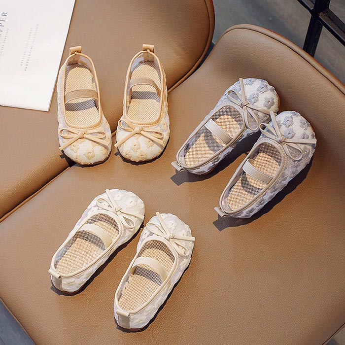 商品名 子供シューズ ※靴の箱には入れずに簡易梱包でお送りします。ご了承くださいませ。 色 ホワイト・グレー・ベージュ サイズ 13.5-22cm 素人採寸若干の誤差がある場合がございます。 素材 PU　ゴム ご了承いただきたいこと ※サイトに掲載の商品は、撮影の環境とモニター環境により、実際の物と素材感・色味いが多少異なる場合がございます。 ※モデル使用の撮影道具等商品に含めておりません（小物ある場合、内容を明記致します）。 ※大量生産による生産過剰と在庫管理の条件により、細かいキズや汚れ付くことがございます。完璧な商品をお求めのお方と細かい部分をお気になさるお方は、ご購入を慎んでください。 ※取寄品、輸入品、工場大量生産の商品の為、日本製より縫製荒いとほつれ等が生じている場合がございますのであらかじめご了承くださいませ。 ※都合により電話に出られない場合メールでご連絡いただければ幸いです。 ※在庫は複数店舗共有しております為、またメーカさんが急に生産中止による在庫更新遅れることがございます。メールか電話でご連絡致します。どうかご容赦ください。 ※お届けした商品に不備があった場合、一週間以内ご連絡ください。確認後速やかに交換か返品対応致します、返品に関しては原則として連絡なしの返品は対応致しません、ご理解いただきますようお願い申し上げます。 ※お客様都合の返品は受付ない場合がございます（特に舞台衣装、ダンス衣装、道具等。またイメージ違い）。また返品か交換に往復の送料が生じる場合がございます。 ※他に不明点がございましたら、お問い合わせください。