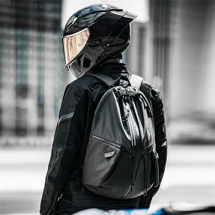 簡単装備 バイク用品 防水 バイク用 長持ち 盗難防止 大容量 通勤 通学 収納 旅行 バイク用品 丈夫 多収納 撥水加工 収納 旅行 丈夫 男女兼用 四季兼用 おしゃれ 機能的 デザイン ハイキング シンプル オシャレ 20代 30代 40代 50代 60代 カラー：ブラック　シルバー ※ ヘルメットを入れることはできます。 ◎大容量収納可能。日帰りツーリングに最適。 ◎通勤、通学など様々なシーズンでお役に立てるアイテムです。 ◎コンパクトなサイズ感で、ボディバッグとしても使用できます。 ◎落ち着いた風合いで、幅広い年代の方にオススメの商品です。 ◎ランニングなどの時や旅行、学校行事、レジャーなどで大活躍！シンプルで程よい大きさの定番バイクバッグです。 ▼サイズ詳細等の測り方はスタッフ間で統一、徹底はしておりますが、実寸は商品によって若干の誤差(1cm〜3cm )がある場合がございますので、予めご了承ください。 ●製造ロットにより、細部形状の違いや、同色でも色味に多少の誤差が生じます。 ▼商品の色は、撮影時の光や、お客様のモニターの色具合などにより、実際の商品と異なる場合がございます。あらかじめ、ご了承ください。1 簡単装備 バイク用品 防水 バイク用 長持ち 盗難防止 大容量 通勤 通学 収納 旅行 バイク用品 丈夫 多収納 撥水加工 収納 旅行 丈夫 男女兼用 四季兼用 おしゃれ 機能的 デザイン ハイキング シンプル オシャレ 20代 30代 40代 50代 60代 カラー：ブラック　シルバー ※ ヘルメットを入れることはできます。 ◎大容量収納可能。日帰りツーリングに最適。 ◎通勤、通学など様々なシーズンでお役に立てるアイテムです。 ◎コンパクトなサイズ感で、ボディバッグとしても使用できます。 ◎落ち着いた風合いで、幅広い年代の方にオススメの商品です。 ◎ランニングなどの時や旅行、学校行事、レジャーなどで大活躍！シンプルで程よい大きさの定番バイクバッグです。 ▼サイズ詳細等の測り方はスタッフ間で統一、徹底はしておりますが、実寸は商品によって若干の誤差(1cm〜3cm )がある場合がございますので、予めご了承ください。 ●製造ロットにより、細部形状の違いや、同色でも色味に多少の誤差が生じます。 ▼商品の色は、撮影時の光や、お客様のモニターの色具合などにより、実際の商品と異なる場合がございます。あらかじめ、ご了承ください。