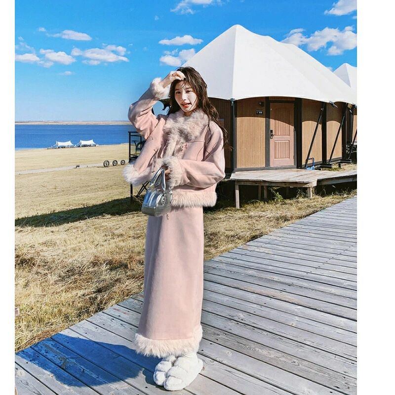 【2025秋冬新作】韓国風ピンクスエードセットアップ｜ふわもこスカート×甘めカジュアル｜減齢コーデの主役アイテムふわふわのスエード素材に、ピンクカラーで甘さと可愛さを演出。 毛毛スカートで暖かく、秋冬の主役コーデにぴったり