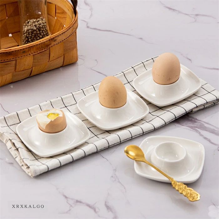 Rakuten - 【クーポンで10％オフ】卵ケース 持ち運び 1個 卵入れ おしゃれ 北欧 エッグホルダー 食卓用卵立て エッグスタンド 卵ラック ホワイト 白い 卵トレイ 台所 卵 トレイ 卵置き キッチン用品 オシャレ 家庭用 セラミック製 2個セット 4個セット