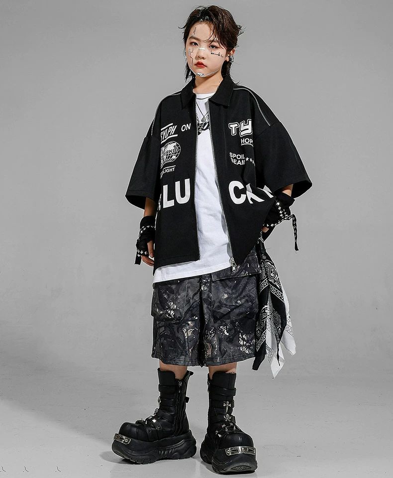 クレオパトラセレクトの【クーポンで10％オフ】レーシングスーツ キッズ 子供ダンス衣装 女の子 男の子 ジャズダンス ヒップホップ セットアップ ストリート ユニセックス HIPHOP JAZZ ダンスウエア 半袖 トップス 短パン ゆったり おしゃれ 原宿系 発表会 演出服 練習服 団体服 ブラック 110-180cm｜アングル2
