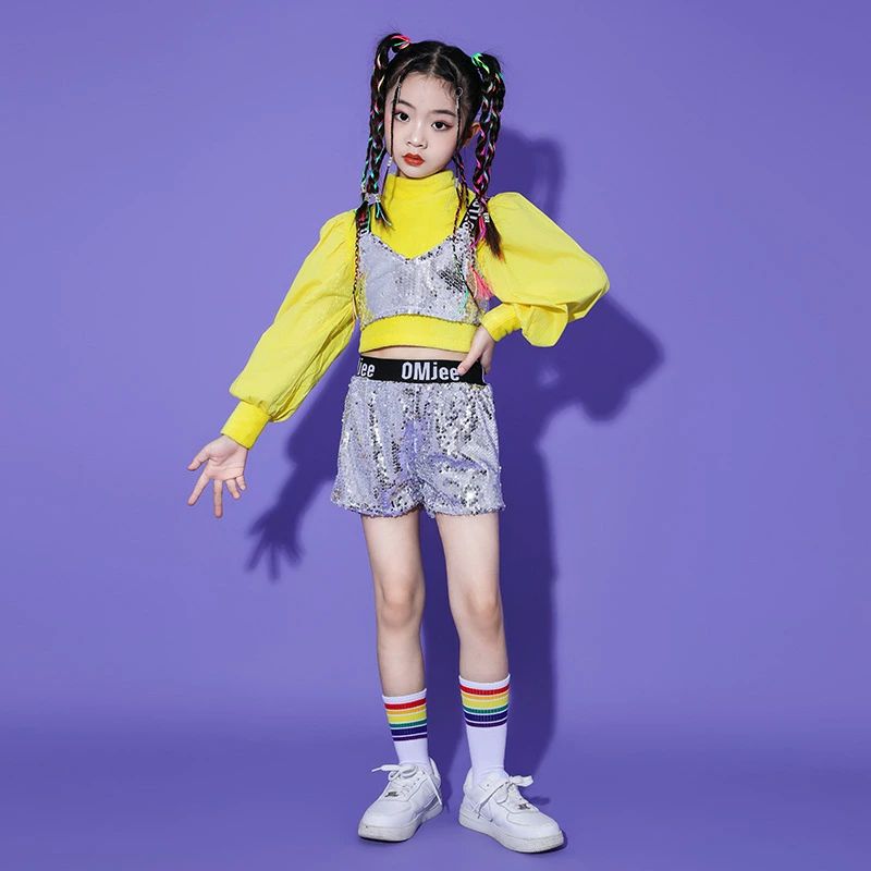 イエロー シルバー スパンコール 女の子 ダンス衣装 セットアップ へそ出し 長袖 Tシャツ ショートパンツ ミニパンツ ジャズ ヒップホップ キラキラ 韓国 チア チアガール 練習着 レッスン着 ダンスウエア ステージ衣装 体操服 応援団 舞台服 sale 激安 セール