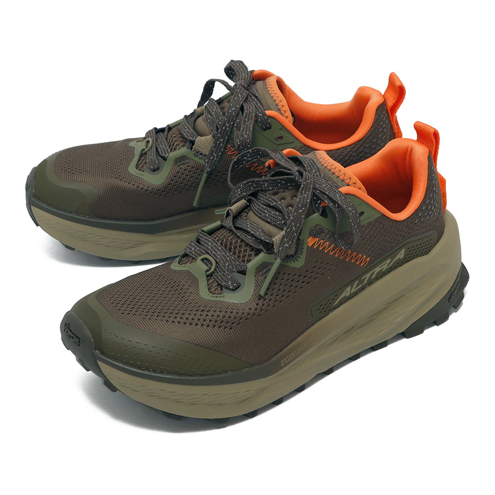 ALTRA アルトラ OLYMPUS 7 MEN Description 厚みがあり、ソフトな感覚、それでいて軽いミッドソール。そして圧倒的なグリップ力を誇るVibram?アウトソール。この組み合わせが、山で長い時間を過ごすための一足を実現しました。OLYMPUS 7のミッドソールには、アップデートしたAltra EGOTM MAXフォームを採用。前作より15%軽く、10%柔らかくなり、走っても歩いても、時間を重ねた足を守り続けます。アウトソールにはTractionLugTMを備えたVibram? Megagripを搭載し、濡れた岩場でも乾いたガレ場でも、路面に応じた強烈なグリップと安定性を発揮。そして、荷重のかかる下りでも一歩ごとに確かな安定感が得られます。さらにボリュームを増したタン、一体成型のコンフォートカラー、通気性の高いエンジニアードメッシュアッパーが、長時間の着用でも快適さを支えます。加えて、新採用のモールドTPUオーバーレイが岩や木の根からの衝撃に備え、プロテクションと耐久性を高めました。つま先にはシリーズ最大級のゆとりを確保し、足指が自由に広がるスペースとミッドフットのゆとりを両立。登りでの蹴り出しから下りでの踏ん張りまで、足が本来の形で機能します。ゼロドロップにより、自然な姿勢と足運びも健在。重めの荷物を背負う山行に、ウルトラトレイルレースに、そして、日の出前から歩き始める縦走に。 より軽く、より柔らかく、よりグリップする。それでいて、タフさは一切妥協しない一足です。 Country：VIETNAM Brand 2011年設立K.ゴールデンハーパーが立ち上げたシューズブランドです。ゼロドロップと言われるヒール部分とつま先部分の地面からの距離が同じという独自の構造が特徴です。自然な走り、ナチュラルランニングというゼロドロップのコンセプトに多くの人が共感し、あっという間に人気ブランドに成長しました。