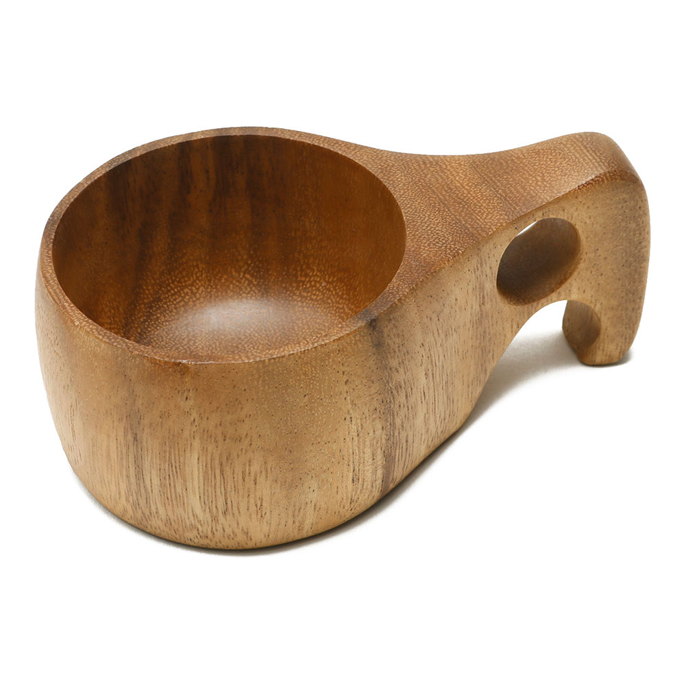 Barebones Living ベアボーンズリビング KUKSA WOODEN DRINKING CUP Description ククサと呼ばれる伝統的な北欧のカップに触発され、伝統的な方法で作られた多目的用途で使える木製カップになります。そして、素材はサスティナブルなアカシアの木から作られています。コーヒーやスープカップとして。そして定期的に食油を塗布してあげて経年変化をお楽しみ下さい。 Material：アカシア Country：CHINA Size：8オンス（約236ml） Brand GOAL-ZEROの創設者Robert Workman氏が身近なアウトドアライフスタイルをコンセプトに本当に自身が使いたい風合いがあり、こだわりを持った商品を展開しているブランドです。また、GOAL-ZERO時代から続く、人道支援を根底に持ち、アメリカの農家の方への指導、支援、ネパールの震災時へのテントの提供、地元では休耕作を利用した農業、食の指導などを積極的に行っています。