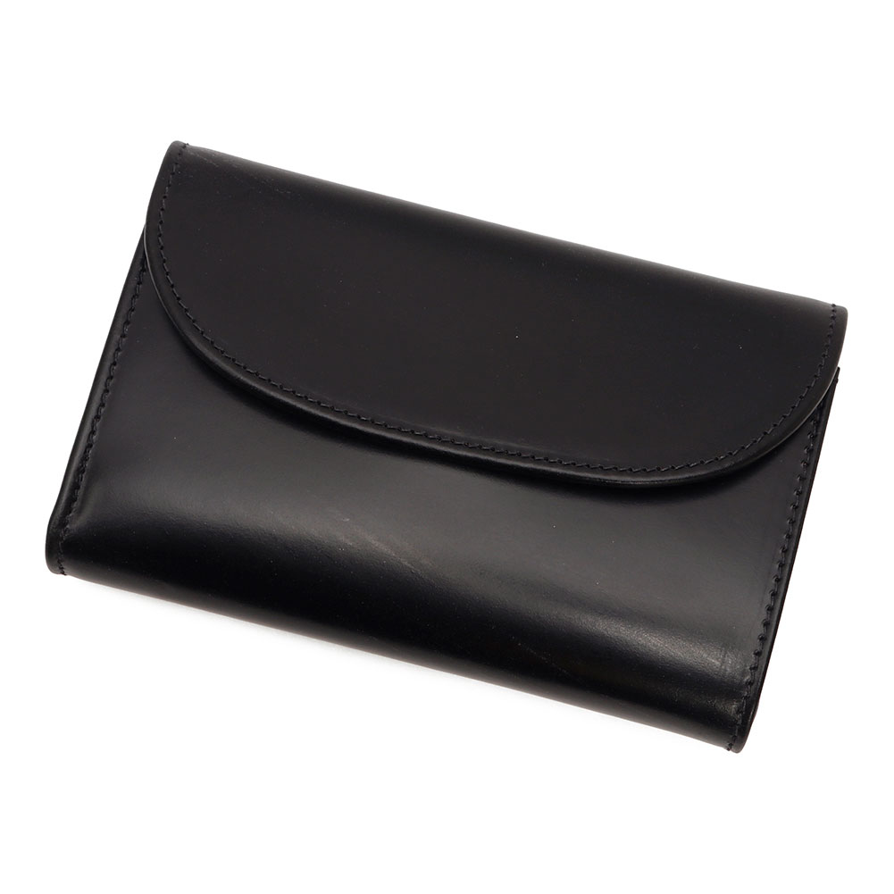 BEORMA ベオーマ ORIGINAL 3FOLD WALLET BRIDLE LEATHER S7660 Description ユニセックスで使用できるラウンディッシュなフォルムが魅力なS7660（三つ折りウォレット）。札入れと大型のコインケースの他に5室のカードポケットと3室のマルチポケットを備えており、抜群の収容力を誇ります。使い始めこそ堅いイングリッシュブライドルレザーは、使うほどに次第に手に馴染み、経年変化によって味わいと美しさが増します。 Material：ブライドルレザー(牛革) Country：ENGLAND Size：CLOSE 14cm×9.5cm　　OPEN 14cm×25cm Brand ベオーマレザーカンパニーはイギリスの中心部、バーミンガムに隣接したウォルソールにあります。ベオーマの創業者であるアレックス・シンプソンはホワイトハウスコックスが2022年末に工場を閉鎖した際、そこで長い間働いていた職人の中でも生産の要となった25人以上の熟練のスタッフを集め、新たに工場を設立しました。こうして、140年以上にわたって英国生産を続けてきたホワイトハウスコックスの技術とDNAはベオーマに色濃く受け継がれています。イングリッシュブライドルレザーやビンテージブライドルレザーをはじめ、厳選された高品質なベジタブルタンニングレザーを使用し、美しい『ハンドメイドイン イングランド』のベルトやメッシュベルト、革小物、ラゲッジを製造しています。アレックスが抱く革への大きな情熱は元ホワイトハウスコックスの職人達の技術と融合し、ベオーマ製品に強く反映されています。