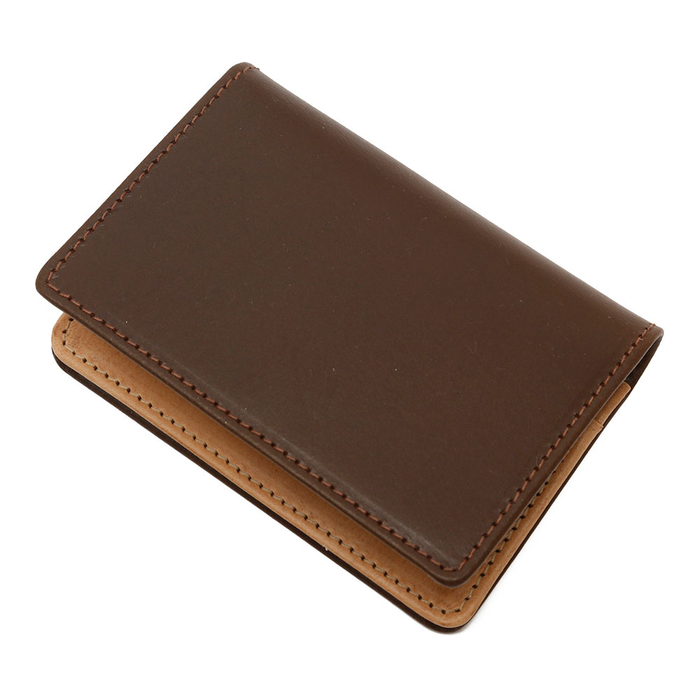 BEORMA ベオーマ GUSSETED CARD CASE VINTAGE BRIDLE LEATHER S0039 Description ビジネスシーンで不可欠な名刺入れもベオーマが手掛けると英国クラシックな逸品に仕上がります。受け取った名刺と自分の名刺を分けて入れることができる3室ポケットのつくりで、しっかりとした容量を確保しています。使い始めこそ堅いヴィンテージブライドルレザーは、使うほどに次第に手に馴染み、経年変化によって味わいと美しさが増します。 Material：ヴィンテージブライドルレザー（牛革） Country：ENGLAND Size：OPEN 16.5cm x 11cm CLOSE 8cm x 11cm Brand ベオーマレザーカンパニーはイギリスの中心部、バーミンガムに隣接したウォルソールにあります。ベオーマの創業者であるアレックス・シンプソンはホワイトハウスコックスが2022年末に工場を閉鎖した際、そこで長い間働いていた職人の中でも生産の要となった25人以上の熟練のスタッフを集め、新たに工場を設立しました。こうして、140年以上にわたって英国生産を続けてきたホワイトハウスコックスの技術とDNAはベオーマに色濃く受け継がれています。イングリッシュブライドルレザーやビンテージブライドルレザーをはじめ、厳選された高品質なベジタブルタンニングレザーを使用し、美しい『ハンドメイドイン イングランド』のベルトやメッシュベルト、革小物、ラゲッジを製造しています。アレックスが抱く革への大きな情熱は元ホワイトハウスコックスの職人達の技術と融合し、ベオーマ製品に強く反映されています。