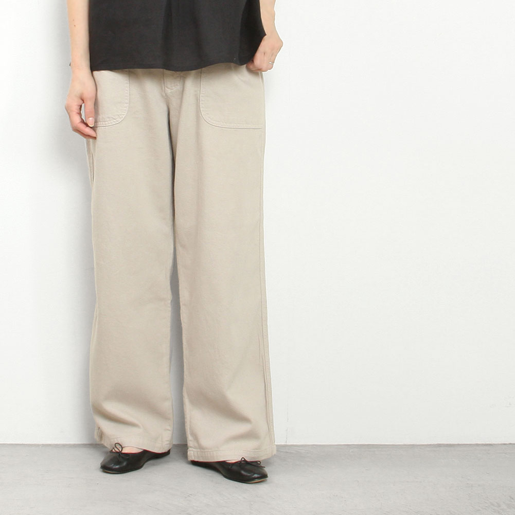 caqu サキュウ COLOR LINEN EASY WIDE PANTS 34218 Description 昨年大人気だったリネンイージーワイドのカラーバージョン。ワークテイストの4ポケットデザインに、マリンテイストのスピンドルをあしらった、ワイドイージーパンツです。 着こなし方で大人カジュアルにも着ていただける逸品。シンプルなTシャツでさらっとあわせるだけでもサマになるパンツ。 ナチュラル感のある、さわやかなカラーになっています。 Material：88％コットン、12％リネン Country：JAPAN Sizing サイズ 仕上寸法（cm） ウエスト ヒップ 前股上 後股上 股下 ワタリ幅 裾幅 0 64-74 104 30 40 71 31 24 1 68-80 112 30.5 41 71 31.5 25 2 70-84 116 31 42 33 72 26 ※サイズは一点一点スタッフが計測しています。多少の誤差が生じる事をご了承下さい。 ※お客様のPC環境により、商品画像と実際とでは若干色が異なる場合があります。 ※サイズがご不明な方はオーダー前にメールにてお問合せください。 ※当店では裾直しを行っておりませんので、予めご了承くださいませ。 ※裾直しが必要な方は、ご購入後お近くのお直し屋さんにてお願い致します。 Brand 漢字で「砂空」と書くサキュウは、2006年にデビューしました。洗いを象徴するストーンウォッシュで砕けた「砂」、インディゴブルーの「空」に由来します。私たちが考える本当にいいジーンズとは、おいしい白ごはんのようなもの。ジーンズ本来の役割とは、おいしい白ごはんと同じ。 トップスは2日連続じゃイヤなのに、ジーンズは毎日穿いても抵抗がない。コーデ（おかず）を選ばないし、いいジーンズはさりげなく全体を引き立ててくれる。そんなジーンズ造りを目指しています。 STYLING ITEMコーディネートに使用している商品