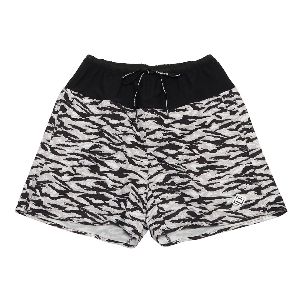 ELDORESO エルドレッソ Universal Shorts E2112216 Description TANATEX社にブランドで別注をしたストレッチ性を持つ高機能素材に、ELDORESOで人気の高い定番グラフィックをプリントしたオリジナルテキスタイルを贅沢に使用し仕立てた、インナー付きのランニングショーツです。ウエスト部をフィット感の良いポリエステルジャージー素材に切り替え、その上にぐるりと360°に6つのメッシュポケットを搭載。更に両サイドにもポケットを配した機能的なデザインのショートパンツです。幅広いスタイルのランナーに取り入れやすいよう長さに拘って全体の長さや股下を設定し、コンパクトながらに短すぎずコーディネートしやすいレングスのショーツとなりました。 Material：100%ポリエステル Country：CHINA Sizing サイズ 仕上寸法（cm） ウエスト 前股上 股下 ワタリ幅 裾幅 S 59~83 31 12.5 31.5 30 M 64~80 32 14.5 33 32 L 69~93 33 15.5 36 33 ※サイズは一点一点スタッフが計測しています。多少の誤差が生じる事をご了承下さい。 ※お客様のPC環境により、商品画像と実際とでは若干色が異なる場合があります。 ※サイズがご不明な方はオーダー前にメールにてお問合せください。 ※当店では裾直しを行っておりませんので、予めご了承くださいませ。 ※裾直しが必要な方は、ご購入後お近くのお直し屋さんにてお願い致します。 Brand 2016年秋にスタートした東京を拠点としたアースランニングブランド。混沌とした東京のストリート要素を取り入れつつ、本格的なトレイルランニングにも対応出来る機能性やコンテンポラリーなデザイン、クラシカルなモチーフに独自のエッセンスとメッセージやラジカルさを加えた唯一無二なコレクションを発表しています。