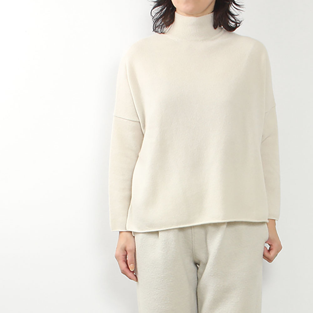 evam eva エヴァムエヴァ cashmere high neck pullover E233K127 Description 寒暖差の激しい気候の中で飼育されたカシミヤ山羊は、厳しい条件下であるほど毛質は良いものとされています。繊維を傷めないように低温でゆっくりと染め、カシミヤ本来のやさしく柔らかな風合いはそのままに仕上げられています。やさしく首もとに沿うハイネックは程よい長さになっています。 Material：100％カシミヤ Country：JAPAN Sizing サイズ 仕上寸法（cm） 着丈 肩幅 胸囲 袖丈 M 59 66 32 116 ※サイズは一点一点スタッフが計測しています。多少の誤差が生じる事をご了承下さい。 ※お客様のPC環境により、商品画像と実際とでは若干色が異なる場合があります。 ※サイズがご不明な方はオーダー前にメールにてお問合せください。 Brand 日々の暮らしを心地よく過ごす．．．e v a m　 e v a　のものづくりで大切なのは見て心地よく　触れて気持ちいいことそんなシンプルなこだわり．．．使用する素材は　ほとんどが天然素材。同じ糸でも編み方や仕上げの方法の違いで全く別の表情になったり．．．とっておきの1枚であることよりもお気に入りの普段着であるように生活のいろいろなシーンに合うニットや小物の提案しています。(以上、evameva company profileより） STYLING ITEMコーディネートに使用している商品