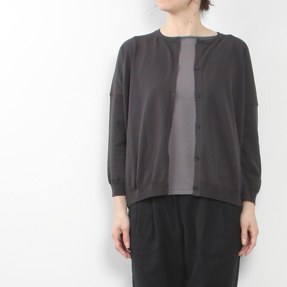 evam eva エヴァムエヴァ cotton cardigan E241K106 Description コットンの超長綿を強撚した薄手でソフトな肌ざわりの素材になっています。蒸し暑い夏でも、さらりとした素材で涼やかに過ごせます。ベーシックなカーディガンは肩を落とし、ゆったりとした着心地で1枚持っていると重宝してくれる一品になっています。 Material：100％コットン Country：JAPAN Sizing サイズ 仕上寸法（cm） 着丈 肩幅 胸囲 袖丈 M 53 68 120 31 ※サイズは一点一点スタッフが計測しています。多少の誤差が生じる事をご了承下さい。 ※お客様のPC環境により、商品画像と実際とでは若干色が異なる場合があります。 ※サイズがご不明な方はオーダー前にメールにてお問合せください。 Brand 日々の暮らしを心地よく過ごす．．．e v a m　 e v a　のものづくりで大切なのは見て心地よく　触れて気持ちいいことそんなシンプルなこだわり．．．使用する素材は　ほとんどが天然素材。同じ糸でも編み方や仕上げの方法の違いで全く別の表情になったり．．．とっておきの1枚であることよりもお気に入りの普段着であるように生活のいろいろなシーンに合うニットや小物の提案しています。(以上、evameva company profileより） STYLING ITEMコーディネートに使用している商品