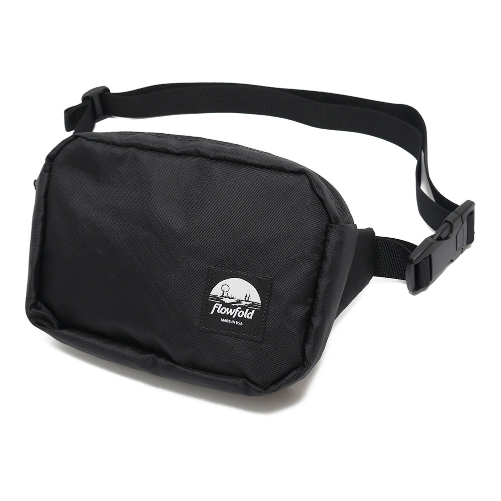 Flowfold フローフォールド EXPLORER FANNY PACK SMALL ffefp Description Explorer Fanny Packは毎日使うアイテムをたっぷり入れられるようにデザインされています。携帯電話やパスポート、スナックが入る広々としたメインコンパートメントと2つのファスナーポケットが付いています。耐久性と耐水性に優れたリサイクル素材EcoPakTMを使用し、バックルと調整可能なストラップで身体にフィットします。クロスバッグボディとしてもウエストバッグとしても使用可能。丈夫なリサイクル素材EcoPakTMを使用したExplorer Fanny Packは、毎日の必需品を整理して安全に収納できるよう考え抜かれたウエストバッグです。 Material：100%ポリエステル Country：USA Size：H17.5 x W11.7 x D1.2 cm（92g) Brand Flowfoldはより軽く、より強く、より長持ちする日常的に使えるアイテムをつくるために2010年に誕生しました。何年にもわたり、新しい素材、新しいデザインを探求し、チームとプロダクトを拡大してきました。プロダクトのラインナップはウォレット1つから始まり、バッグ、バックパック、トートバック、ポーチ、そしてドッグギアまで広がりました。その全てにおいて次の3つの基本原則をこだわり続けています。持続可能で耐久性のある素材、質の高いクラフトマンシップ、そしてすべてのプロダクトがアメリカで製造されています。