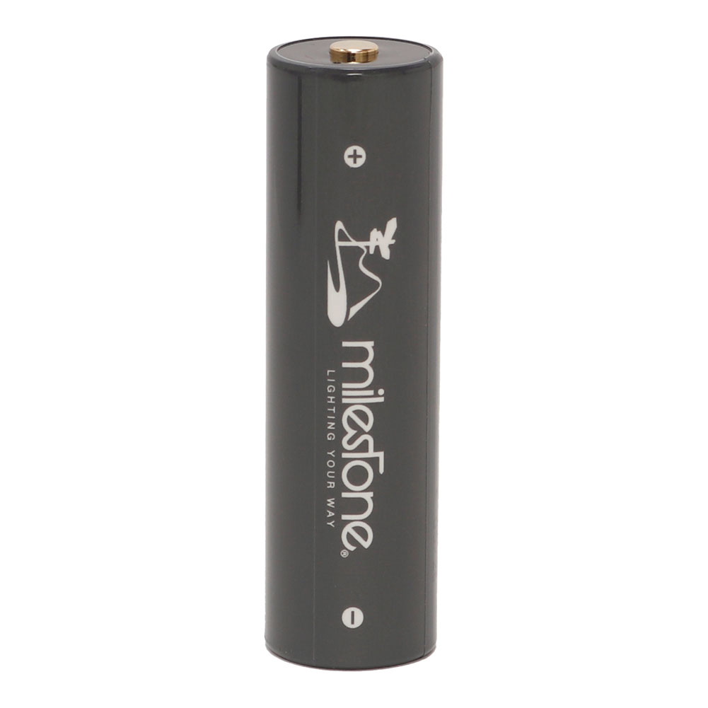 milestone マイルストーン Smart Mobile Battery PRO MS-LB4 Description MS-i2 “Endurance PRO”の専用バッテリー。大容量5000mAh。付属の専用ケーブル(USB-TypeC)を経由すれば、スマホや時計を充電可能。便利なモバイルバッテリーとしても使えるスグレモノ。・PSマークの種類：PSE・届出事業者名：冨士灯器株式会社 Memo：電池容量：5000mAh / 3.6V 充電時間：約5.5時間 本体サイズ：φ21×77mm 本体質量：約79g 付属：専用USBケーブル Brand マイルストーン：道路の脇などに1マイル毎に設置される標識。道しるべ。これらの意味から転じて、歴史や人生における画期的な出来事・大事件。車のフォグランプ（霧灯）やトンネルなどに使われている黄色い電球色の光源は、白い光に比べ、乱反射が少なく光が遠くまで届くと言われています。霧発生時や雨天時の際、周囲に自分の存在を知らす為にもこの電球色の光は優れています。また昔から灯具として使われているランタンは独特の黄色い灯で雰囲気を作り、蛍光灯などに比べ自然な光を演出してくれます。我々マイルストーンはこのような事からメインLEDにナチュラル・ウォーム・カラーLED（電球色）を採用しております。