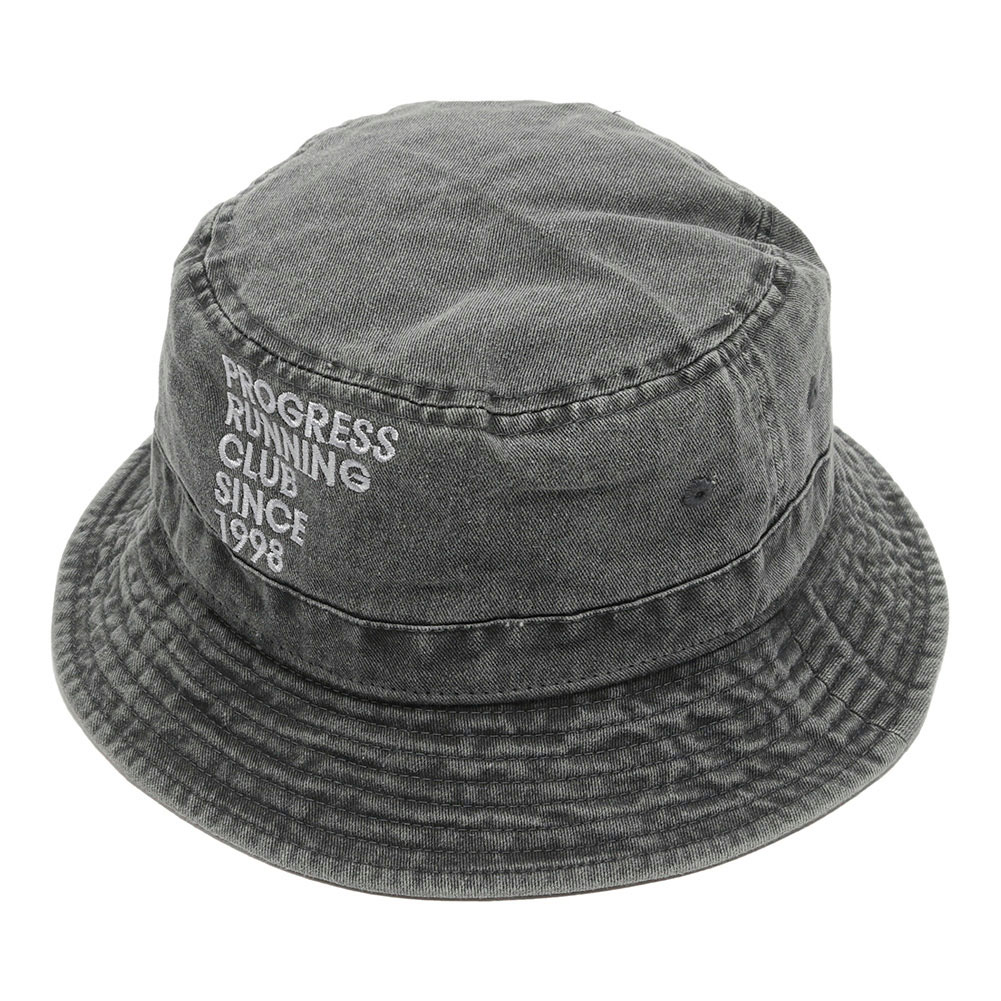 PROGRESS RUNNING CLUB プログレスランニングクラブ 1998 Hat Description PROGRESS RUNNING CLUBの刺繍が入ったコットンハットになります。色違いで欲しくなるシンプルながらタフなコットンハット。コットン特有の経年変化が楽しめます。 Material：100%コットン Country：CHINA Size：S-M(58.5cm) L-XL(59.5cm) Brand Progress Running Clubは、80〜90年代のランニングカルチャーに影響を受けていたロンドンのアパレルエージェントが架空のランニングクラブを立ち上げました。何か目標に向かうとき、何か辛いことがあったときに世界中どこにいても同じものを身に着けて「前向きに走り続けよう」というメッセージが込められています。