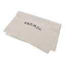 R&D.M.Co- アールアンドディーエムコー EMBROIDERY KITCHEN CLOTH NO.6557 Description 素材にはlinen100%生地を使用。使うほどに柔らかくなっていって風合いを増していき、より使いやすく馴染んでいくキッチンクロス。カラーによって違うR&D.M.Co-のロゴの色目もポイントです。同じシリーズのエプロンと合わせても可愛いですね。 Material：100％リネン Country：JAPAN Size：W46×H60cm Brand 富士山の麓、山梨県富士吉田市にアトリエを持つしむら祐次・とく夫妻が手がけるブランドです。山梨県富士吉田市は富士山の湧き水を利用した織物産業がさかんな地域で、その伝統技術を生かし手間暇をかけ、糸を作り生地を織る・デザインし製品に仕立てる、その全ての行程を自分たちのアトリエで行っています。そこには「自分達が使いたいと思える洋服やバッグをつくりたい」、そして「いいものを長く使っていきたい」という2人の理念が込められています。