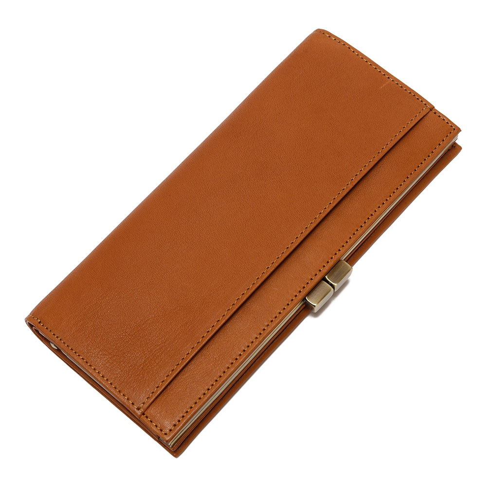 SLOW スロウ bono Clasp Long Wallet 333S155S Description 天然の風合いや独特のシボ感が、ワイルドでありながら洗練された佇まいが魅力です。一つとして同じものはない個性を演出します。新品の状態から、まるでヴィンテージのようなこなれた風合いを楽しめるのも特徴です。柔らかな印象のフラップデザインと、カチッとした口金の組み合わせが絶妙なバランスを生み出しています。 Material：牛革 Country：JAPAN Size：19cm×8.5cm×2.5cm Brand 「SLOW」というブランドネームは、ブランドの世界観を形成する「SPORTS」「LUXURY」「OUTDOOR」「WORK」のイニシャルに由来し、移り変わりの激しい時代に流されずにゆっくりと創作を追及していきたいという、モノ創りのスタンスを示しています。クラシカルなアメリカンカジュアルを背景に、デザイナーの自分で使用したいという意志を反映し、日本の職人が誇る技術を駆使したプロダクトを展開するブランド。