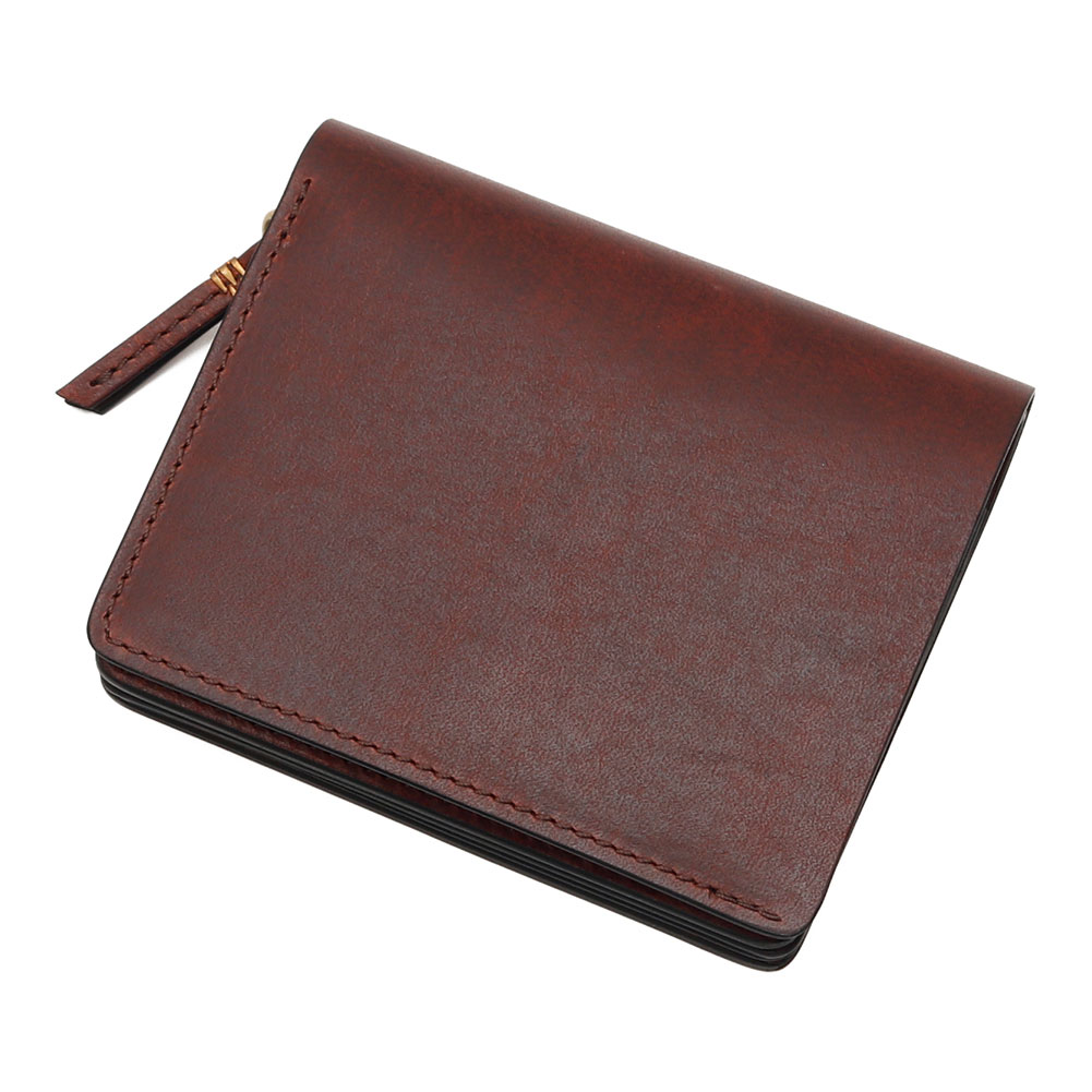 SLOW スロウ herbie Short Wallet SO833K-2 Description 素材へのこだわりと職人技術によるサイドのコバ磨きが光る逸品です。使い込むほどに深みのある色合いと独特の艶が増し、世界に一つだけの表情へと変化していきます。蝋引き仕上げによるマットな質感と、手に吸い付くような触り心地も魅力です。コンパクトなサイズながら、カード、小銭、お札をしっかりと収納できる機能的な設計。特に、ボックス型の小銭入れは、小銭の出し入れが非常にスムーズです。革本来の素材感を活かしたシンプルなデザインは、性別や年齢を問わず長く愛用でき、経年変化を通じて自分だけの風合いを育てていく喜びを感じさせてくれます。 Material：COW LEATHER/(三陽社製のフルベジタブルタンニンレザー) Country：JAPAN Size：W9.5×H8.5×D1.5 Brand 「SLOW」というブランドネームは、ブランドの世界観を形成する「SPORTS」「LUXURY」「OUTDOOR」「WORK」のイニシャルに由来し、移り変わりの激しい時代に流されずにゆっくりと創作を追及していきたいという、モノ創りのスタンスを示しています。クラシカルなアメリカンカジュアルを背景に、デザイナーの自分で使用したいという意志を反映し、日本の職人が誇る技術を駆使したプロダクトを展開するブランド。