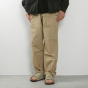 WOOLRICH OUTDOOR ウールリッチアウトドア RECYCLE RANCH PANT WJTRO055 Description ファティーグパンツを彷彿させるディテールとクライミングパンツが融合した、ワークアウトドアライクな新感覚を受けるボトムスに仕上がっています。ナイロンベルトにジッパー仕様、フラシポケット下の隠しポケット、裾のドローコード仕様など、ワクワクするランチパンツに仕上がっています。 Material：100%ナイロン Country：CHINA Sizing サイズ 仕上寸法（cm） ウエスト ヒップ 前股上 後股上 股下 ワタリ幅 裾幅 M 80~86 120 31 45 73.5 37 22 L 85~91 128 32 46 76 39 22.5 ※サイズは一点一点スタッフが計測しています。多少の誤差が生じる事をご了承下さい。 ※お客様のPC環境により、商品画像と実際とでは若干色が異なる場合があります。 ※サイズがご不明な方はオーダー前にメールにてお問合せください。 ※当店では裾直しを行っておりませんので、予めご了承くださいませ。 ※裾直しが必要な方は、ご購入後お近くのお直し屋さんにてお願い致します。 Brand 完璧にスタイルが確立した”本物のギア”である点こそがウールリッチの真価。その一方で、2018年秋冬シーズンから展開している日本企画で最先端のテクノロジーを注入した｢アウトドアコレクション｣がスタート。 STYLING ITEMコーディネートに使用している商品