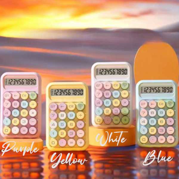 【商品情報】 優しいカラーが可愛い電卓。 カラフルな丸ボタンがレトロでおしゃれ。 大き目のボタンが押しやすく、使い勝手も良いです。 10桁の数字が表示可能で、フォントも見えやすい。 単4電池を使用します。 ※電池は付属しておりません。 【カラー】 ホワイト/イエロー/パープル/ブルー 【注意事項】 ◆この商品はクリックポストでお届け致します。 ※日時指定はできません。 宅配便をご希望の方は、備考欄に【宅配希望】とご記入の上、ご注文下さい。 送料を修正させていただきますので、ご案内メールをご確認下さい。 ※お取り寄せ商品は、納期までに約2週間ほどかかります。 ※お取り寄せの商品がメーカー欠品の場合は、ご注文をキャンセルとさせていただきます。 ・サイズは平置き外寸サイズです。表記とは異なる場合があります。 ・製品による個体差がある場合がございますので予めご了承下さいませ。 ・撮影環境により、多少実際のカラーと異なる場合がございます。 また、携帯やスマートフォン、パソコンなどの画面上と実物では多少色が異なって見える場合がございます。 ・海外輸入商品の為、商品によって個体差があり、多少の汚れや傷等がある場合がございます。