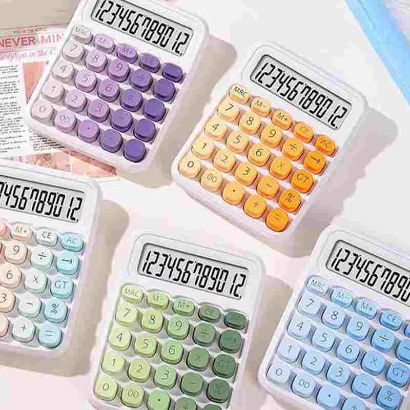 グラデーションカラーが可愛い電卓です。ボタンも押しやすく使いやすい◎12桁表示、単4電池1本を使用します。【カラー】A：マルチカラーB：ブルーC：パープルD：オレンジE：グリーン【サイズ】10.5×14cm 【注意事項】 ◆この商品はクリックポストでお届け致します。 ※日時指定はできません。 宅配便をご希望の方は、備考欄に【宅配希望】とご記入の上、ご注文下さい。 送料を修正させていただきますので、ご案内メールをご確認下さい。 ※お取り寄せ商品は、納期までに約2週間ほどかかります。 ※お取り寄せの商品がメーカー欠品の場合は、ご注文をキャンセルとさせていただきます。 ・サイズは平置き外寸サイズです。表記とは異なる場合があります。 ・製品による個体差がある場合がございますので予めご了承下さいませ。 ・撮影環境により、多少実際のカラーと異なる場合がございます。 また、携帯やスマートフォン、パソコンなどの画面上と実物では多少色が異なって見える場合がございます。 ・海外輸入商品の為、商品によって個体差があり、多少の汚れや傷等がある場合がございます。