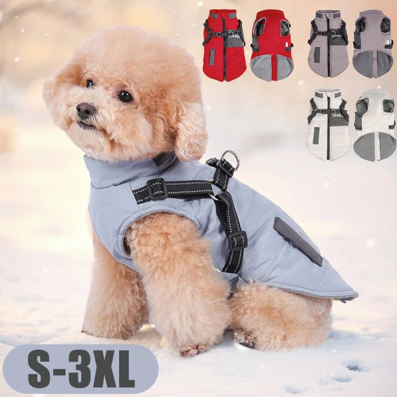 商品情報 商品内容 犬服 素材 ポリエステル カラー パープル/ブルー/ベージュ/レッド サイズ S/M/L/XL/2XL/3XL 原産国 中国 商品紹介 冬の必須アイテム！ふわふわダウン風ジャケット 愛犬を寒さから守る、ぬくぬく暖かいダウン風ジャケット 軽量で着せやすく、動きやすさも抜群 裏起毛＆ふわふわ素材で、寒い季節でもしっかり暖かく過ごせます。防風効果もあり、寒い風から愛犬を守ります 可愛いデザインでおしゃれにお出かけも楽しく！パーカー付きでさらに暖かさアップ お散歩やお出かけに最適で、インスタ映えするデザインが特徴です 愛犬に最適な冬の防寒対策をお求めの方にぴったりです！ 備 考 画像はご覧になっている環境により、実際の商品と色が違って見えることがございます。 平置き ・メジャー採寸ですので若干の誤差が生じる場合がございます。あらかじめご了承下さい。
