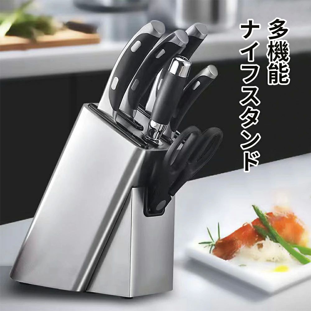 商品スペック 商品特徴●包丁もキッチンバサミもこれ一つにスッキリ収納！ 大容量のステンレス製ナイフスタンドです。 ●刃渡り22cmまでのナイフに対応。 小さな果物ナイフから三徳包丁、中華包丁など、様々な形状、大きさのナイフをひとつに収納可能！ ●研ぎ棒やキッチンバサミ用のポケットもあります。 ●錆に強いステンレス製なので、丸ごと水洗いできて衛生的。 底面に排水穴があるので、濡れたままの包丁を入れても、内部に水が溜まりにくい構造になっています。 商品仕様●本体サイズ(約)：幅11.3×奥行き18.3×高さ24.2cm ●重さ(約)：865g ●材質：ステンレス 注意事項※商品リニューアル等によりパッケージ等は変更となる場合があります。 ※掲載画像はイメージであり、実際の製品とは多少異なる場合があります。 ※輸入品につき、若干のキズや汚れがある場合がございます。 ※製品の仕様は品質の向上・改善のため、予告なく変更される場合が御座います。 ※北海道/離島/沖縄県は送料加算される場合もございます。 メーカー希望小売価格はメーカーカタログに基づいて掲載しています
