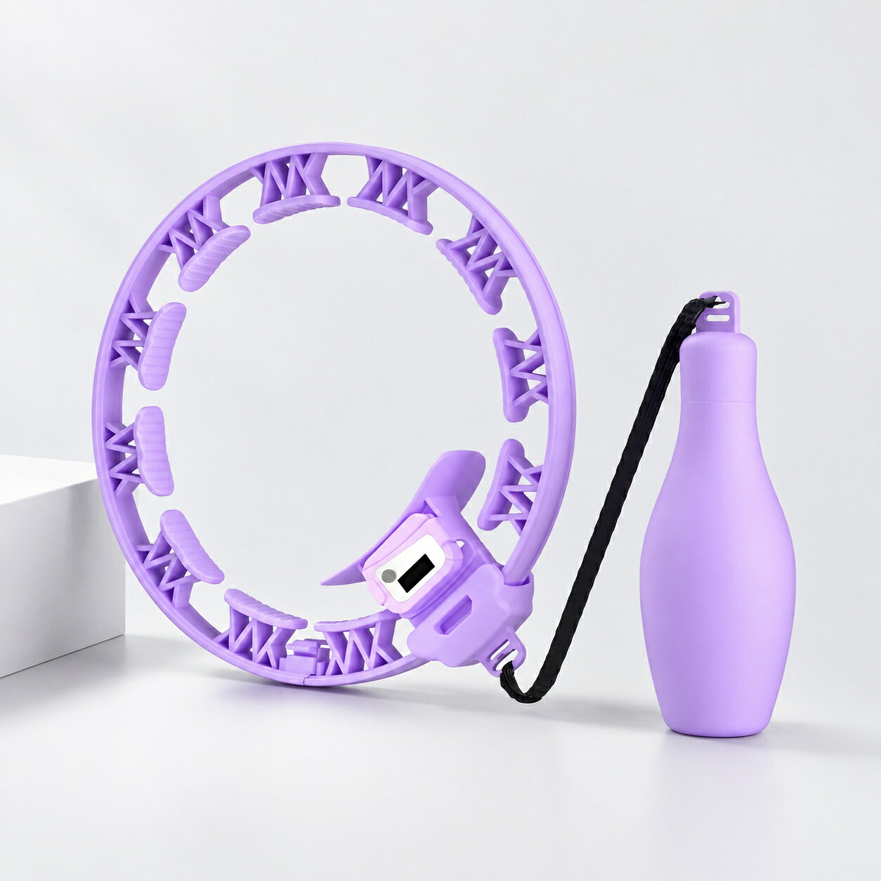 品名スマートフラフープ カラーパープル/ピンク 商品紹介【カウント機能付きスマート設計】 回転数を自動でカウントする機能を搭載し、運動の記録や目標管理がしやすいスマートフラフープです。 【サイズ調整＆組み立て簡単】 パーツを組み替えることでサイズ調整が可能。自分の体に合わせて使用でき、初心者から上級者まで幅広く対応します。 【重量調整で運動強度アップ】 重さを調整できる設計により、自分に合った運動強度でトレーニングが可能。効率的に体を動かせます。 【室内で気軽に運動】 自宅で手軽に使用できるため、天候に左右されずに日常的なエクササイズとして活用できます。 【楽しく続けられるフィットネス】 カウント機能でモチベーションを維持しながら、楽しく継続できるフィットネスアイテムです。 ご注意商品の素材の特性上、強い力を加えたり無理に引っ張ったりすると破損する恐れがあります。ご使用の際はご注意ください。 モニター環境や撮影時の光の加減により、実際の色味と多少異なって見える場合がございます。 製造工程の都合上、サイズや縫製などに若干の個体差が生じる場合がございますが、品質には問題ございません。 ご使用中に異常や不具合を感じた場合は直ちに使用を中止してください。 本来の用途以外でのご使用はお控えください。 備考当店の商品は全て国内から配送されます。 国内配送の商品は国内でのお買い物と同じく消費税が発生いたします。関税はかかりません。 保障30日メーカー保証 お買い上げから30日、商品に不具合の場合無料交換をさせていただきます。お気軽にお問い合わせください。 パンツ、ブラジャー、ボディシェイパー、レギンス類の製品は個人衛生用品なので、品質問題でなければ返品/交換しかねます;着用、洗濯または人為的な汚損、破損などの二次販売に影響を及ぼす商品は返品/交換しかねます。 関連キーワードフラフープ スマートフラフープ カウントフラフープ フィットネスフラフープ ダイエットフラフープ エクササイズフラフープ トレーニング用フラフープ 運動器具 フィットネス器具 室内運動 室内トレーニング 自宅トレーニング ウエストトレーニング コアトレーニング 体幹トレーニング カロリー消費 有酸素運動 カウント機能付き 回転カウント スマートカウント 初心者向け 上級者向け サイズ調整可能 重量調整可能 調整式フラフープ 組み立て式フラフープ コンパクト収納 持ち運び便利 健康器具 エクササイズ器具