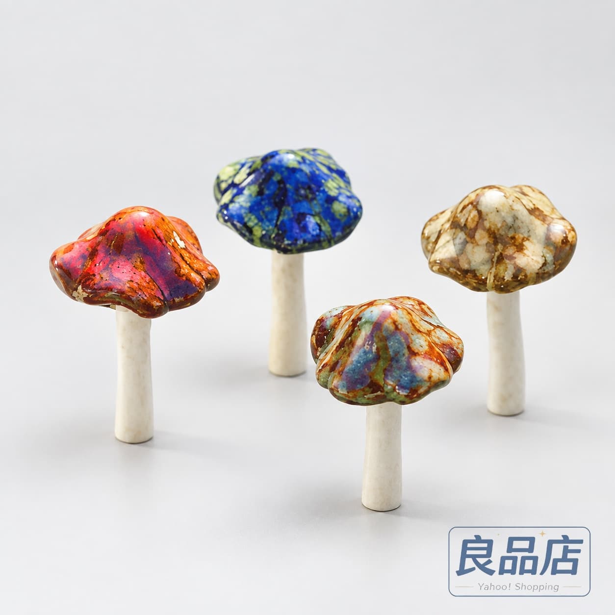 素材：セラミック、陶器サイズ：約12×5cm個数：4個セット優れた耐久性とユニークなカラーパターン！愛らしいキノコは、雨、凍結、日光に耐えるように作られています。明るくカラフルで目立って可愛いです。 備考 ●サイズ詳細等の測り方はスタッフ間で統一、徹底はしておりますが、実寸は商品によって若干の誤差(1cm～3cm )がある場合がございますので、予めご了承ください。●製造ロットにより、細部形状の違いや、同色でも色味に多少の誤差が生じます。●パッケージは改良のため予告なく仕様を変更する場合があります。▼商品の色は、撮影時の光や、お客様のモニターの色具合などにより、実際の商品と異なる場合がございます。あらかじめ、ご了承ください。▼生地の特性上、やや匂いが強く感じられるものもございます。数日のご使用や陰干しなどで気になる匂いはほとんど感じられなくなります。▼同じ商品でも生産時期により形やサイズ、カラーに多少の誤差が生じる場合もございます。▼他店舗でも在庫を共有して販売をしている為、受注後欠品となる場合もございます。予め、ご了承お願い申し上げます。▼出荷前に全て検品を行っておりますが、万が一商品に不具合があった場合は、お問い合わせフォームまたはメールよりご連絡頂けます様お願い申し上げます。速やかに対応致しますのでご安心ください。 全商品、「離島.一部地域」は別途 送料が掛かります。ご不明な点がございましたら、メールにてお問い合わせください。 別途追加送料　北海道：＋300円、沖縄県：＋2500円、離島：＋2,000円