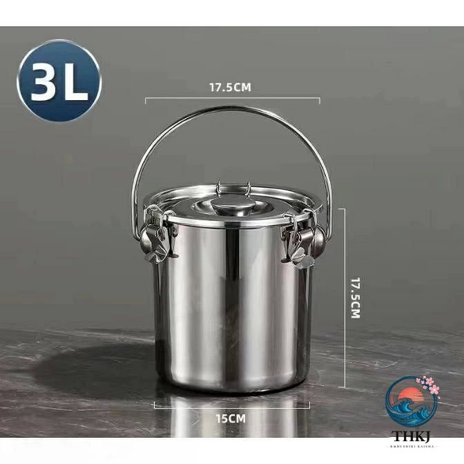 【優れた品質 耐久性と密閉性】高級ステンレス製消火器は耐久性だけでなく、見た目も美しく、チャコールキャニスターやスチール製消火器よりも防錆性に優れています。高温耐性シリコーン シール リングは、より優れたシール性能を備えており、酸素不足と消火に迅速かつ安全に対処できます。 【秒速消火 2つの消火方法】水で消火すると、数秒で簡単かつ迅速に炭火を消すことができます。水できれいにする方が簡単かつ迅速です。キャンプやグリル時にすぐに取り出せるので、持ち運びもラクラク。 「木炭は乾燥させれば再利用できます。」 酸素欠乏消火は、完全に消火するまでに長い時間を要します。消火後の炭は乾かす必要がなく、そのまま使用でき、再着火も簡単にできます。 【持ち運びに便利】滑らかな高品質のステンレス鋼で作られており、美しく、アウトドアキャンプで使用した後も掃除が簡単で、収納に便利なギフト収納バッグです。 【現代キャンプの必需品】燃えカスを放置する「焚き逃げ」が問題となっています。火災の原因となり、景観にも良くなく、