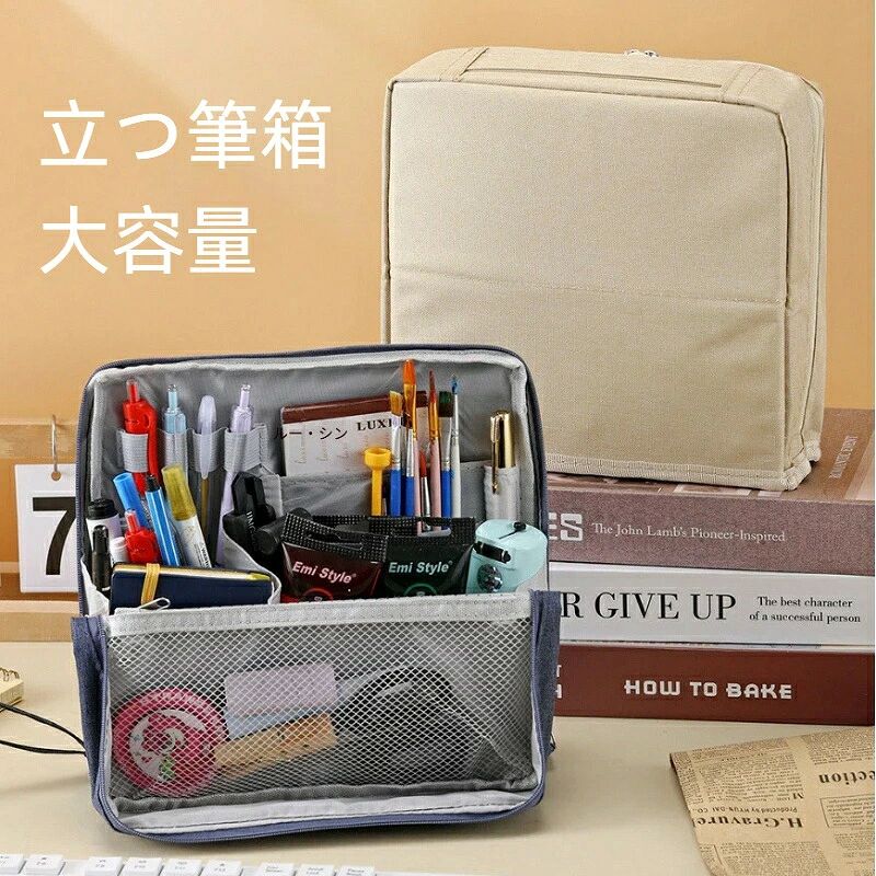 「たっぷり収納できるのに、持ち運びやすい」が嬉しい、大容量化粧ポーチです。 大容量 × オープンデザインで使いやすい 大きく開くダブルファスナー式で、中身が一目で見渡せます。ポケットやメッシュポケットがたくさんあるので、メイク道具やスキンケア用品、小物を整理して収納可能。底面がしっかりしているので、デスク上でも自立して置けます。 コンパクトで軽量、旅行や出張に最適 サイズ：約 23cm（幅）×22cm（高さ）×6.5cm（マチ） ハンドル付きで持ち運びもラクラク。ナイロン製で軽く、汚れてもサッと拭けるので、毎日の通勤通学から旅行まで幅広く使えます。 豊富なカラーバリエーション ブラック、ネイビー、グレー、ベージュ、ワインレッド、パープル、ブルーの 7 色から、お好みのカラーをお選びいただけます。 スペック サイズ：幅 23cm × 高さ 22cm × マチ 6.5cm 素材：ナイロン（本体）、ポリエステル（裏地） 機能：大容量、ダブルファスナー、メッシュポケット、ハンドル付き、自立式 カラー：ブラック / ベージュ / ワインレッド / パープル / ネイビー / ブルー / グレー 用途：化粧ポーチ、小物入れ、トラベルポーチ、コスメ収納