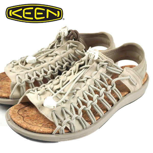 ■商品概要■KEEN UNEEK II OT M キーン　ユニーク ツー オーティー　1028573 カラー：Plaza Taupe/Plaza Taupe アッパー：リサイクルPET製ラウンドポリエステルコード×マイクロファイバー ソール：ノンマーキングラバー ■商品説明■ OPEN AIR SNEAKER. UNEEKをミニマルにアップデートしたオープントウスニーカー。 コンバーチブルデザインの採用によりヒールカウンターを倒してスライドスニーカーとしての使用も可能。 廃棄物を軽減するコードジャンクションアッパーと、接着剤を低減する製法を採用したエコロジカルプロダクト。 ・つま先全体を広げるスペースを作ることによって、万人受けするフィット感と快適な履き心地を実現 ・中足骨部分につくられた隆起が足を固定し、足の指のつけ根を所定の位置に持続 ・取り外し可能な発泡素材使用のインソールはアーチサポートを備え、一日中快適 ・リサイクルPET配合のプラスチックを使用し、環境を保護するとともに新品素材の使用を削減 ・天然原料による抗菌防臭加工のEco Anti-odorを採用 ・パッカブル仕様 KEEN × MAKOTO KIMURA from LOFTMAN KEENデザインパートナーの木村真氏（LOFTMAN）が手がけるコラボレーションモデル。 普遍的な人気を誇るベージュカラーをUNEEK II OTで表現した逸品で、様々な場面で馴染みやすい、木村氏ならではの色づかいが特徴となっている。 フットベッドにはコルクを使用し、スニーカー感覚で履くことができる。 追加のレースが付属しているため、その日の気分に合わせ、シューズの表情を変えることができる。 ■KEEN一覧 ■メンズサンダル一覧 ■アウトドア一覧