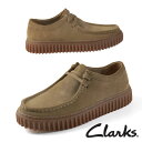 メーカー希望小売価格はメーカーカタログに基づいて掲載しています ■商品概要■Clarks Torhill Lo　クラークス　トーヒルロー　 26173471 カラー：ダークサンドスエード アッパー：天然皮革　ソール：ゴム底　片足重量：約420g（UK6.5/24.5cm） ■商品説明■クラークスを代表するアイコンシューズのワラビーからインスパイアされた「Torhill Lo」は、ワラビーのアッパーに、 90年代に誕生したBig Gripper の厚底ソールを組み合わせ、クラシックながらもトレンド感のある一足。 ワラビーの新たな一面を見せる一足です。 目を引くリブのアウトソールは軽量でありながら、耐久性もあり快適な履き心地。 靴裏の大きなClarksのロゴも当時のデザインに影響を受けています。 クラークスのDNAやクラフトマンシップは勿論、新たにクッション性や軽量性、プレミアム感を体現しました。 ・超軽量のコンタークッションは、最適な密度のフォームで圧力を緩和し、歩行を活性化させます。 　人間工学に基づいたデザインで、 かかととアーチを安定させ、通気性を高めています。 ・環境負荷の軽減に取り組んいるタンナーのレザーを使用しています。 ■大きさについて■ 一般的な日本のビジネスシューズより若干大きめです。 ■Clarks一覧 ■カジュアルシューズ一覧