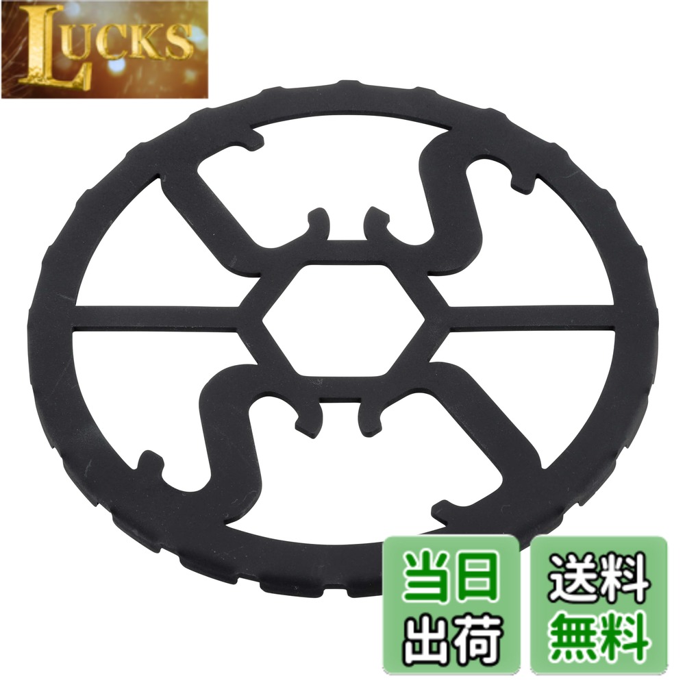 商品情報商品の説明小型クッカーなどが家庭用ガスコンロで使えます。 鍋のガタツキをサポート。 製品サイズ:(約)外径140x高さ6mm 製品重量:(約)130g 材質:鉄(表面加工/シリコーン樹脂塗装) 原産国:日本 注意:本品は一般的な家庭用ガスコンロのごとくにのせて、小鍋等を加熱するための補助器具です。用途以外には使用しないでください。ガスコンロの機種によっては、温度センターが鍋底に当りにくくなり、鍋なし検知機能が働き使用できない場合があります。 レンタル等による貸出、オークション等による販売や中古販売、及び譲渡によって発生した故障・破損・損害・事故などにつきましては一切責任を負いかねますので予めご了承ください。主な仕様 製品サイズ:(約)外径140x高さ6mmbr製品重量:(約)130gbr材質:鉄(表面加工/シリコーン樹脂塗装)原産国:日本注意:本品は一般的な家庭用ガスコンロのごとくにのせて、小鍋等を加熱するための補助器具です。用途以外には使用しないでください。ガスコンロの機種によっては、温度センターが鍋底に当りにくくなり、鍋なし検知機能が働き使用できない場合があります。