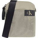 カルバン クライン ジーンズ スポーツ エッセンシャルズ レポーター 14 メ クロスボディ ( Safari ) | CALVIN KLEIN JEANS S...