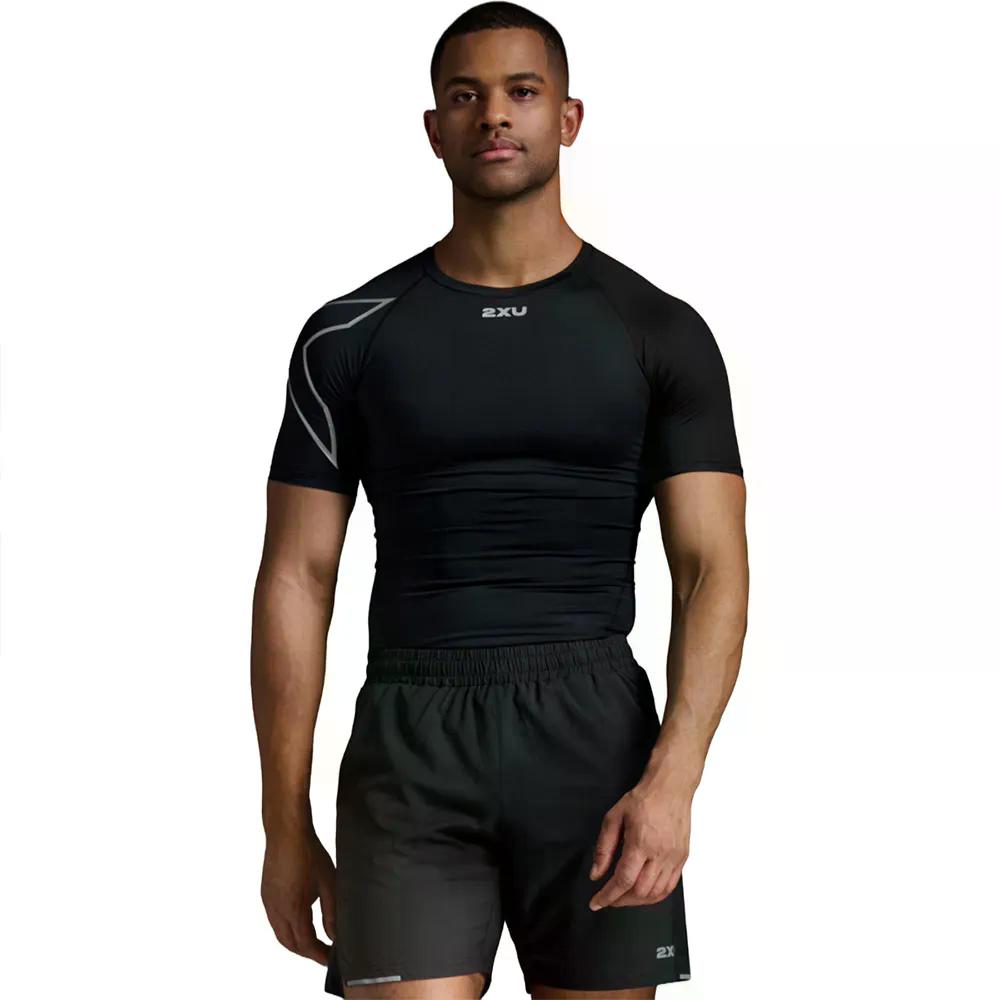 樂天商城 - 2XU コア コンプレッション ショートスリーブ Tシャツ （ Black/Silver ） | 2XU Core Compression Short Sleeve T-Shirt [t]