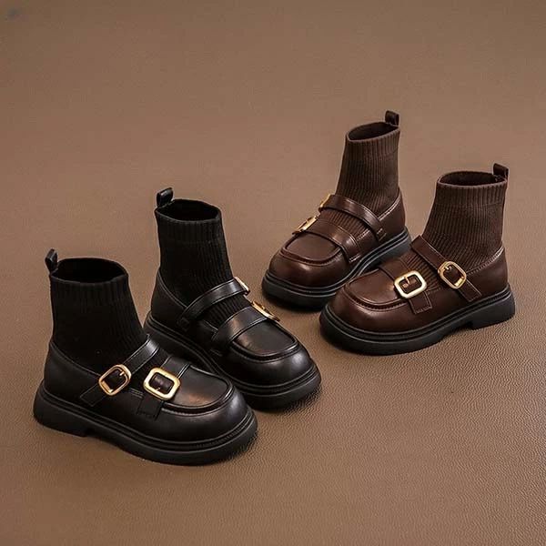 【カラー】ブラック、ブラウン 【ご注意】 サイズ選びについて お子様の足の実寸をプラス0.5cm、 広幅の足の場合はプラス1cmサイズを選びください。 注意事項: ※ 平置き素人採寸ですので多少の誤差はご容赦下さい。 ※ モニタ環境によって、商品の色合いが多少違う場合があります。 ※ 少々匂いがありますが、置いたままで2-3日くらいになくなりますので、ご安心ください。 ※ 発送時も簡易梱包の為、お受け取り時にたたみ皺が有ると思いますが、ご了承ください。 メーカー希望小売価格はメーカーカタログに基づいて掲載しています