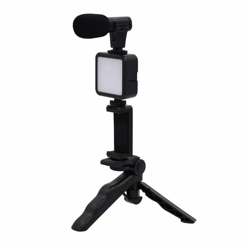 【素材】ミニ三脚 / スマホクリップ：高強度 ABS プラスチックライト本体：ABS PC【美顔補光ライト】標準タイプは色温度明るさ自由調整。雰囲気のある映像を演出できます。【コンパクトミニ三脚】卓上に置いて固定撮影可能。手ブレを抑え、自撮り、オンライン会議、録画に最適。折りたたんで小さく収納できます。【ほとんどのスマホ対応】幅55‑85mmのスマートフォンに装着可能。iPhone/Android両方に対応。USB‑Cで充電して繰り返し使用できます。【こんなシーンにおすすめ】VLOG、Youtube、SNS動画撮影インスタライブ、TikTokライブ配信自撮り、商品紹介動画オンライン会議、ウェブ授業、オンライン面接旅行、外出先での出張撮影