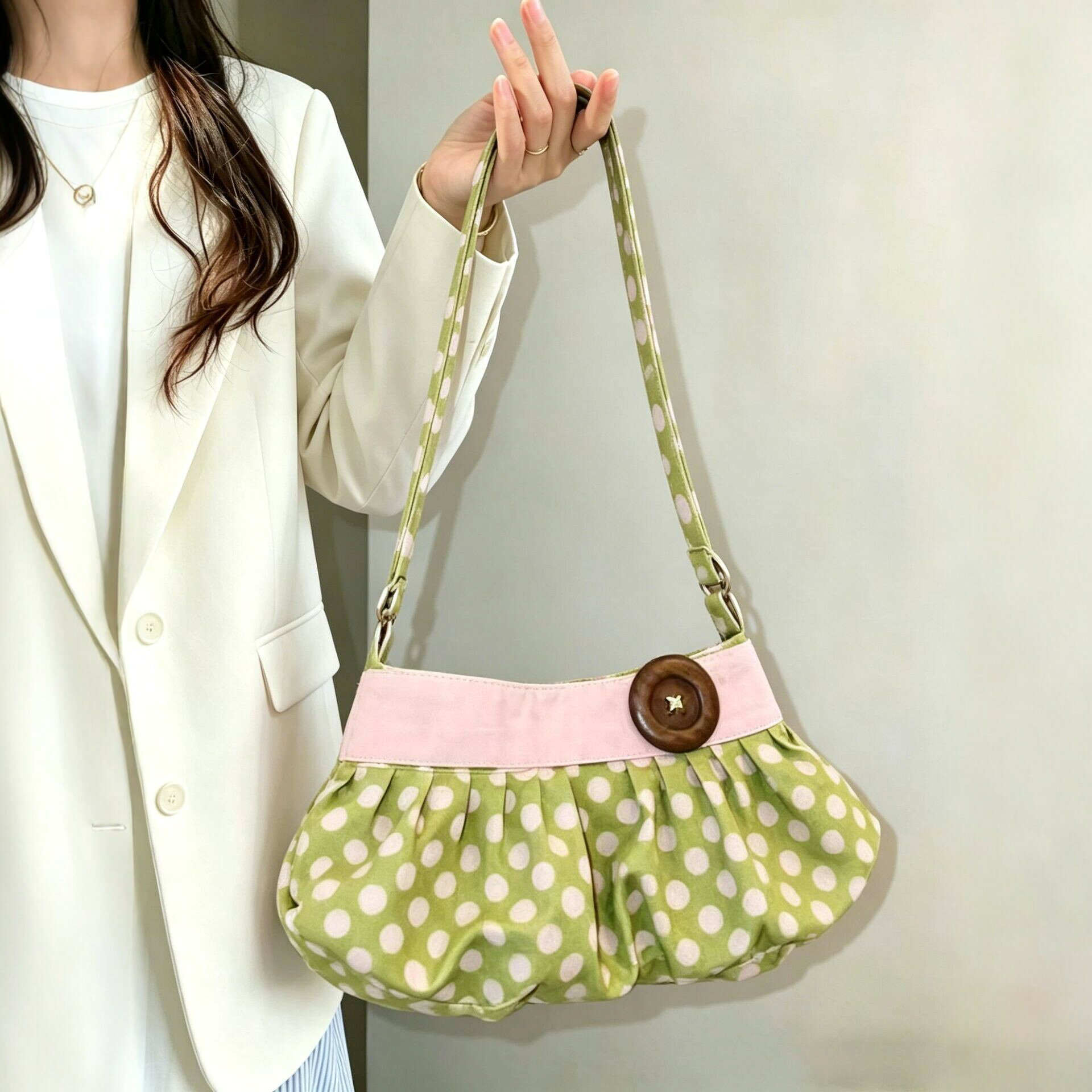 乐天商城 - ドットプリント プリーツショルダーバッグ レディース グリーン×ピンク コットン風 軽量 ワンハンドル ヴィンテージ風 韓国風 通勤 通学 カジュアル おしゃれ