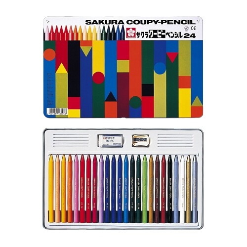 商品名サクラクレパス クーピーペンシル 24色 (缶入り) FY24説明折れない、消せます、削れます。全部が芯の色鉛筆、クーピーの24色セット。色鉛筆の書きやすさとクレヨンのもつ発色の美しさを生かした、新しいタイプの色鉛筆です。消しゴムで消せるので、教材からイラスト、デザインまで幅広くご利用いただけます。●24色セット●包装形態:缶入(シュリンクパック)●材質:クーピー=ワックス等・ケース=缶●付属品:消しゴム・削り器●APマーク・CEマーク安全基準適合商品品番FY24この商品について 必ずご確認ください配送についてメール便での配送になります。→ご利用の際は必ずお読みください 送料について ご注文合計額が￥1000 (税込)以上で、全国一律『送料無料』です。 →詳細はこちら返品→返品・交換・キャンセルについて※メール便は、日時指定、代金引換、ギフトラッピング・熨斗サービスに対応しておりません。