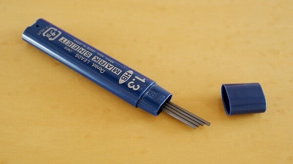 【1000円以上お買い上げで送料無料♪】ぺんてる マークシートシャープ 替芯 1.3mm B 6個セット - メール便発送 2
