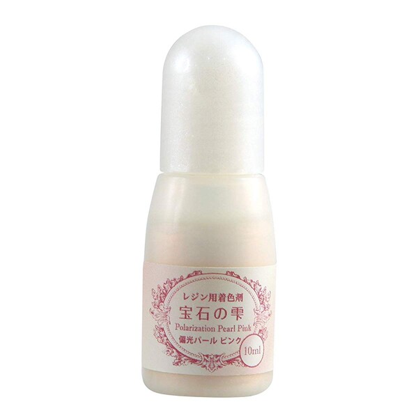 商品名パジコ レジン着色剤 宝石の雫 偏光パールピンク 10ml 説明レジンに入れて美しい、白色偏光パール一滴ずつ出せる液体タイプの着色剤です。レジン専用の液体着色剤。液体なので、レジン液と混ざりやすく、発色がきれい。入れる量によって色の濃さを変えたり、着色剤同士で混ぜることもできるので好きな色を作ることもできます。蛍光顔料の特性上、本製品とレジンを混合し硬化したものを直射日光に当て続けると退色します。本製品を使用した作品は直射日光に当たらない場所に保管してください。品番403261容量10ml色偏光パールピンク本体サイズH61×φ22mmこの商品について 必ずご確認ください配送についてメール便での配送になります。→ご利用の際は必ずお読みください 送料について ご注文合計額が￥1000 (税込)以上で、全国一律『送料無料』です。 →詳細はこちら返品→返品・交換・キャンセルについて※メール便は、日時指定、代金引換、ギフトラッピング・熨斗サービスに対応しておりません。