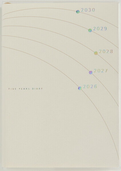 商品名高橋書店 2026年 手帳・ダイアリー 4月始まり 【957】5年日記 B6 見開き2日5年分 イラスト説明1頁1日のスペースがちょうどいい記入量!【月間予定表】週をまたぐ予定を管理しやすい横罫式カレンダー。見開き1ページで5年分を書き残せるので、振り返りやすく便利です。　【週間予定表】巻末には横罫メモページとWish List・Gift List・Anniversary List付き。手軽に持てるクリアカバータイプ。レインボー箔のロゴがポイント。気軽に書ける記入量なので、連用日記がはじめての方にもオススメ。【サイズ】182×128×19mm【重量】350g【表紙素材】PVC・紙【ページ数】432ページ【レイアウト】見開き2日5年分 連用 デイリー 5年連用【掲載期間(月間ページ)】2026年4月1日〜2031年3月31日【掲載期間(週間ページ)】2026年4月1日〜2031年3月31日【始まり曜日】なし【始まり月】4月【六曜】有【付録】【本文付録】年齢早見表、記念日リスト、Wish List、プレゼントメモ　【別冊付録】なし　【WEB版付録】あり品番957この商品について 必ずご確認ください配送についてメール便での配送になります。→ご利用の際は必ずお読みください 送料について ご注文合計額が￥1000 (税込)以上で、全国一律『送料無料』です。 →詳細はこちら返品→返品・交換・キャンセルについて※メール便は、日時指定、代金引換、ギフトラッピング・熨斗サービスに対応しておりません。