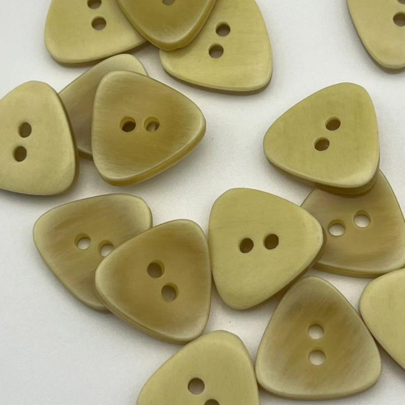 ボタン 樹脂 ベージュ アウター コート カーディガン ウール 不規則 15mm(x50)