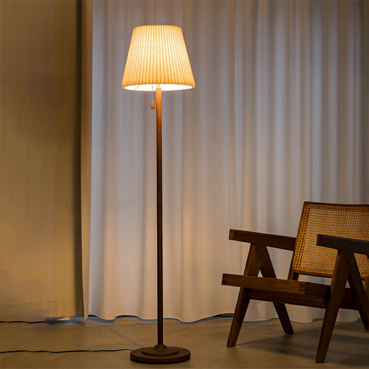 DETAILS プリーツ状のセードが柔らかな明かりを灯すビンテージライクなフロアライト。 ファブリックの素材感とプリーツが生み出す光の陰影が、ぬくもりのある空間を演出します。 商品サイズ 本体サイズ / 直径35×高さ154（cm） シェー...