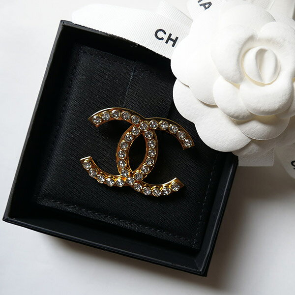 ワールドクローゼットの【新品■正規品■送料無料■ギフト包装無料】CHANEL シャネル CCロゴ クリスタルブローチ　AB9915B09972NM120 レディース 女性 ギフト プレゼント 誕生日 お祝いクリスマス プレゼント｜アングル3