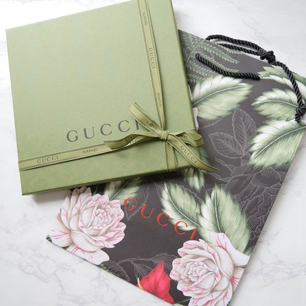 【ポイント10倍】【新品■正規品■送料無料■ギフト包装無料】GUCCI グッチGUCCI×ヒグチユウコ日本限定コラボ 国内発 シルク スカーフ 667430 3G001 1078　限定 就職 入学 成人 箱付き ギフト プレゼント 誕生日 記念日お祝い 母の日